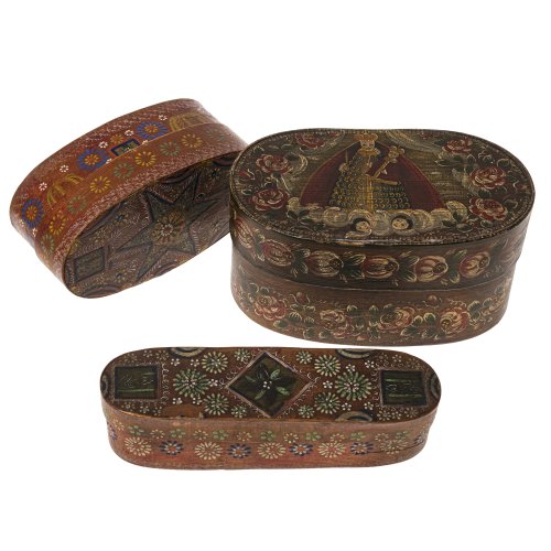 Drei Spanschachteln. Alterungsspuren. L. 27,5 cm, 28,5 und 24 cm.