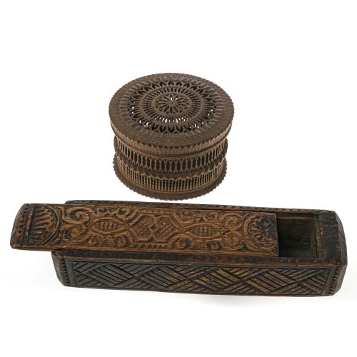 Alpenländisch, 19. Jh. Dose durchbrochen und Griffelschachtel. ø11,5 und L. 22,5 cm.