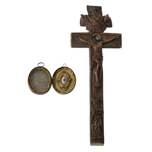 Oberammergau, 18./19. Jh. Reliquienkreuz. Holz, wohl Buchsbaum, geschnitzt. Schieber besch. 30,5 x 11 cm. Alterungsspuren.
Süddt., 18./19. Jh. Eine Reliquienkapsel, Messing. Reliquie und Wachsmedaillon. Ca. 6 x 5 cm. Minim. Gebrauchsspuren.