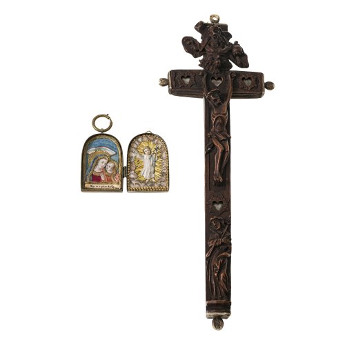 Oberammergau, 19. Jh. Reliquienkreuz. Holz, wohl Buchsbaum, geschnitzt. 37,5 x 13 cm.Alterungsspuren.
Süddt., 19. Jh. Ein Andachtsmedaillon aus Messing. Textil, Papier, Draht. Ca. 9,5 x 4,5 cm. Minim. Gebrauchsspuren.