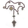 Rosenkranz. 19. Jh. Sechs Gesätze. Perlen aus facettierten Glassteinen. Kreuzanhänger mit Perlmutteinlagen. Gebrauchsspuren. L. 51 cm.