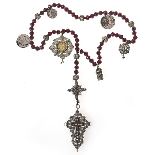 Rosenkranz. 19. Jh. Sechs Gesätze. Perlen aus facettierten Glassteinen. Kreuzanhänger mit Perlmutteinlagen. Gebrauchsspuren. L. 51 cm.