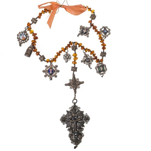 Rosenkranz. 19. Jh. Fünf Gesätze. Perlen aus Bernstein. Kreuzanhänger aus Silberfiligran. Gebrauchsspuren. L. 58,5 cm.