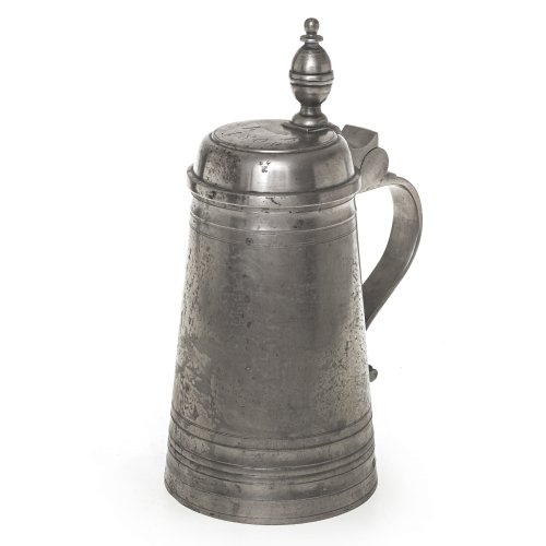 Walzenkrug. Zinn. Besch., Zinnfraß. Ungemarkt. H. 27,7 cm.