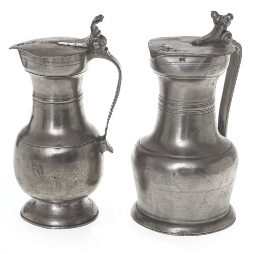 Zwei Deckelkannen. Zinn. H. 25,5 - 26 cm.