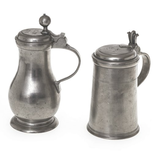 Zwei Deckelkannen. Zinn. Gailhofer, Landshut. H. 21 - 25 cm.
