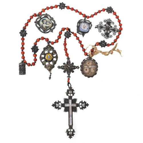 Rosenkranz. 19. Jh. Sechs Gesätze. Perlen aus Koralle. Kreuzanhänger mit Perlmutteinlage. Gebrauchsspuren. L. 61 cm.
