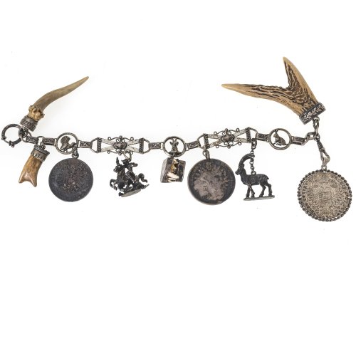 Charivari-Kette mit neun Anhängern. Gebrauchsspuren. L. ca. 29 cm.