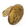 Sterzinger Horndose. Tirol, 19. Jh. Mit Arma-Christi-Darstellungen graviert. Minim. besch., Riss. L. 8 cm.