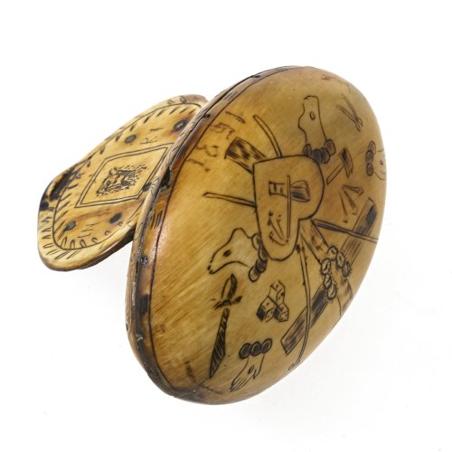 Sterzinger Horndose. Tirol, 19. Jh. Mit Arma-Christi-Darstellungen graviert. Minim. besch., Riss. L. 8 cm.