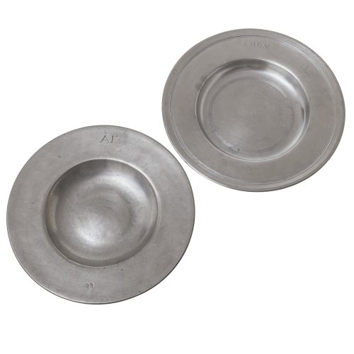 Zwei Breitrandteller. Zinn. 28 - 29,5 cm.