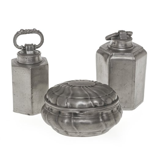 Zwei  Schraubflaschen und eine Zuckerdose. Zinn. 13,5 cm, 11,5 cm und 13 cm.