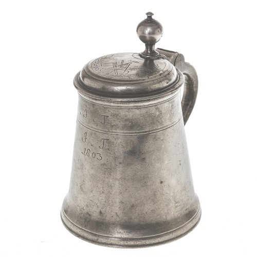 Walzenkrug. Zinn, mit Zunftzeichen der Zimmerleute. H. 20 cm.