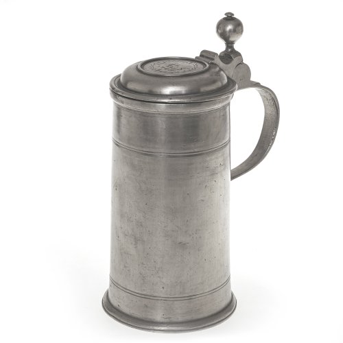 Große Walzenkanne. Zinn. Leicht besch. H. 27 cm.