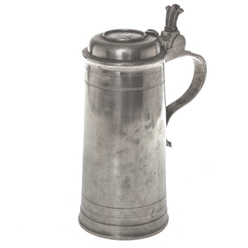 Hohe Walzenkanne. Landshut. Zinn. H. 26 cm.