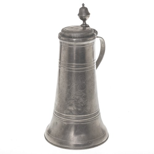 Hohe Walzenkanne. Zinn. H. 36,5 cm.