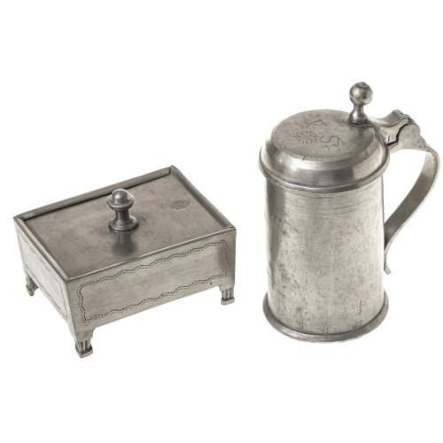 Deckelkrug und Salzdose. Zinn. H. 14,5 und L. 10,7 cm.