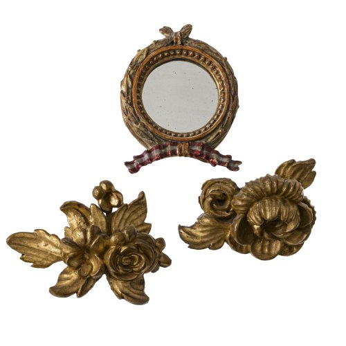 Zwei kleine Schnitzereien mit Blumen und kleiner Spiegel. Holz, übergangene Fassung. H. je ca. 8 cm.