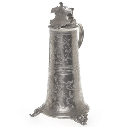 Große Zunftkanne mit dem Lamm Gottes. H. 41,5 cm.