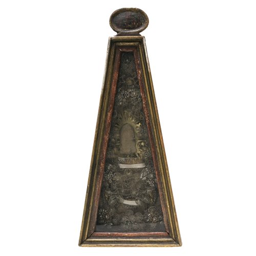 Bayern, 18./19. Jh. Klosterarbeit mit Nepomukszunge aus Wachs und zwei weiteren Reliquien. 44,5 x 19 x 8,5 cm. Alterungs-  und Gebrauchsspuren.