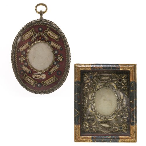Klosterarbeit. Süddeutsch, 19. Jh. Wachsarbeit mit Agnus Dei, dekoriert mit Golddrahtarbeit und Glassteinen, Holzrahmen mit Glas 21 x 17 cm. Dazu eine kleine Klosterarbeit Aloysius v. Gonzaga.