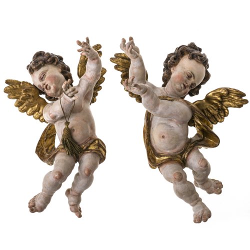 Zwei schwebende Putti. Bayern, 19. Jh. Holz, übergangene Farbfassung, best., rest. H. je ca. 48 cm.