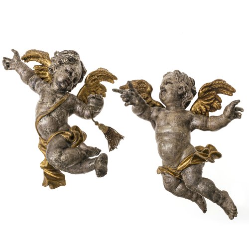 Zwei schwebende Putti Süddeutsch. Holz, übergangene Lüsterfassung, best., rest. H. je ca. 45 cm.
