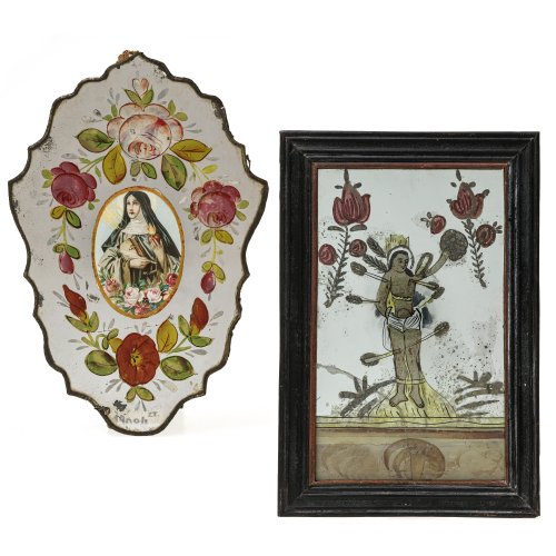 Hinterglasbild. Darstellung des Heiligen Sebastian. Tempera/Spiegelglas. 27,5 x 17 cm. Zwei Sprünge im Glas, ein Stück fehlend und Farbablösungen.
Süddt., 19. Jh. Eine Spiegelglaskartusche. Tempera/Spiegelglas. 24 x 16,5 cm. Farbablösungen.