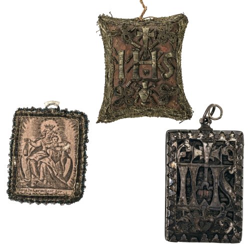 Süddt., 18./19. Jh. Drei Breverl. Textil/Draht und Metall. U.a. mit Mutter Gottes und IHS-Symbolik. Je 7 x 5,5 cm, 8 x 7,5 cm und 8,5 x 6 cm. Besch.