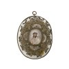 Alpenländisch, um 1800. Ovale Reliquienkapsel, zentrales Medaillon mit Gouachemalerei, avers Jesus mit Dornenkrone, revers Gekreuzigter. 10 x 8 cm. Minim. Alterungsspuren.