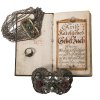 19. Jh. Zwei Florschnallen, eine Kropfkette mit Farbsteinbesatz, ein Trachtenring und ein katholisches Gebetsbuch von 1809. Gebrauchsspuren.