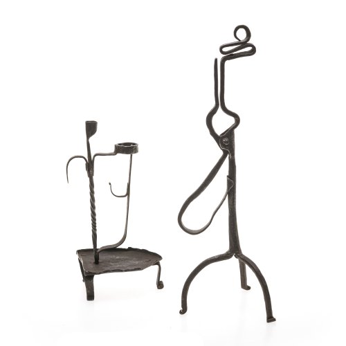 Kienspanhalter und Handleuchter. 19. Jh. Schmiedeeisen. H. je 28 und 24,5 cm. Alterungsspuren.