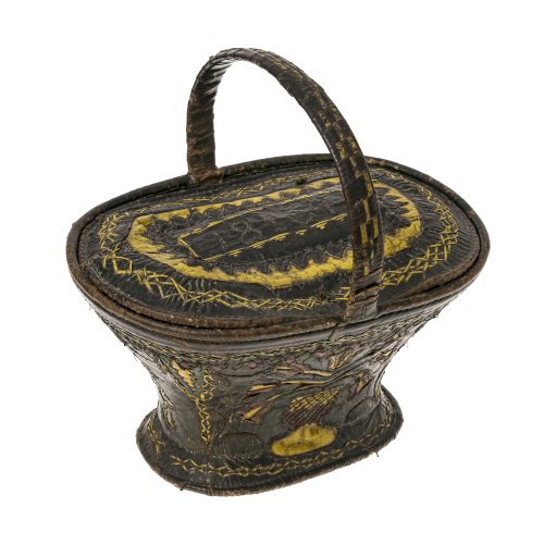 Trachtenkorb. Korbgeflecht mit Lederapplikation. H. 39 cm, L. 40  cm. Gebrauchsspuren.