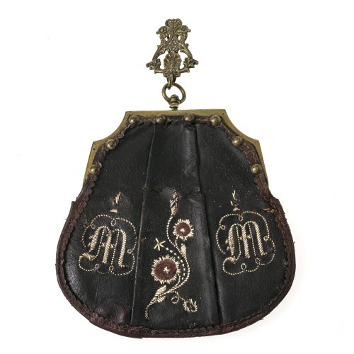 19. Jh. Geldbeutel/Tasche. Leder mit Stickereien und Messinganhänger L. 30 cm.  Besch.