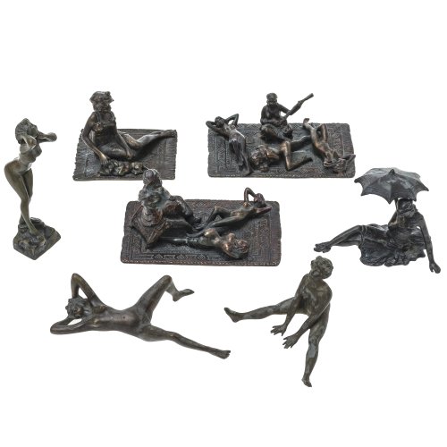 Ein Konvolut Wiener Bronzen. Sieben weibliche Studien mit Patina. H. 2-8 cm, L. 3-9 cm. Gebrauchsspuren.