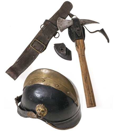 19. Jh. Feuerwehrhelm aus Leder mit Riemen und Feuerwehrbeil mit Ledertragehilfe und Gurt. L. des Beils ca. 40 cm. Alterungs- und Gebrauchsspuren.