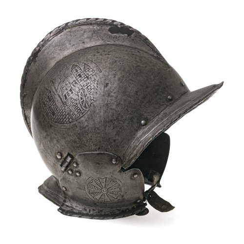 17./18. Jh. Helm, sogen. Sturmhaube. Eisen. Wangenklappe mit Scharnier und Lederriemen. H. 24 cm. Alterungs- und Gebrauchsspuren.