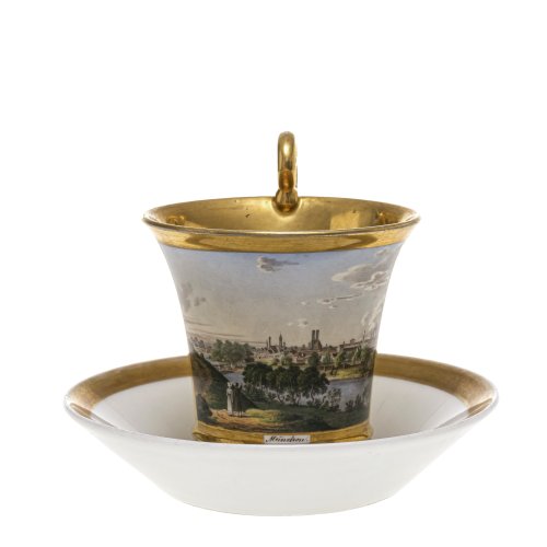 Nymphenburg, 19. Jh. Porzellan, farbige Bemalung, Goldrand. Schauseitig Ansicht von München. Berieben, Tasse mit kleinem Chip an der Unterseite. Gemarkt. H. 9,2 cm.