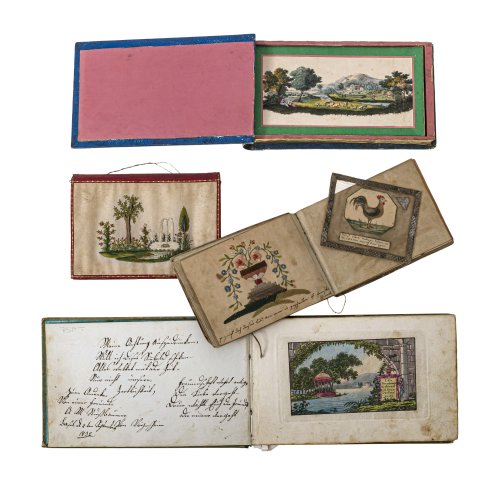 19./20. Jh. Vier Alben, u.a. Freundschaftsalben. Stoff/Papier/kolorierter Stich. Nicht kollationiert. Diverse Größen. Besch.