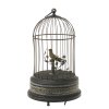 Singvogelautomat. Neuzeitlich. Vogel mit echtem Vogelfederbesatz auf Ast sitzend. Käfig aus Messing, H. 24 cm. Gebrauchsspuren, Mechanismus überholungsbedürftig.
