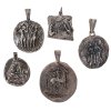Faller, Max, zugeschrieben. Fünf Medaillons/Plaketten als Anhänger gearbeitet. Religiöse Thematiken und Motive. Weißmetall, versilbert. Nicht sign.  Alterungsspuren.