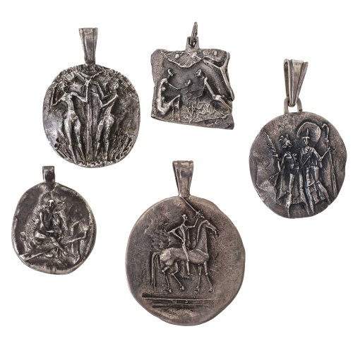 Faller, Max, zugeschrieben. Fünf Medaillons/Plaketten als Anhänger gearbeitet. Religiöse Thematiken und Motive. Weißmetall, versilbert. Nicht sign.  Alterungsspuren.