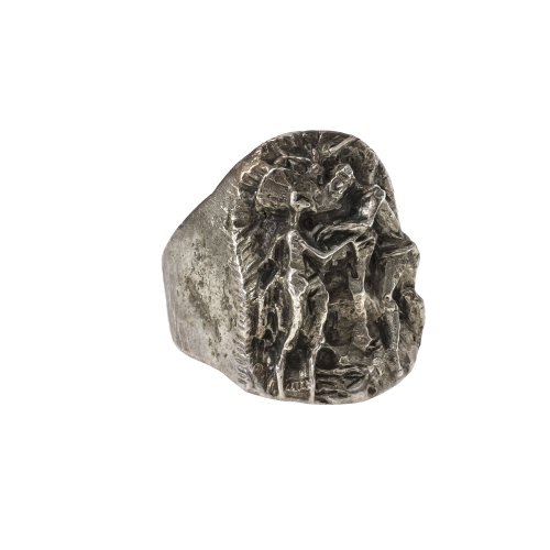 Faller, Max (zugeschrieben). Ein Ring. Religiöses Motiv. Weißmetall, versilbert. Alterungsspuren. Ringgröße 66.
