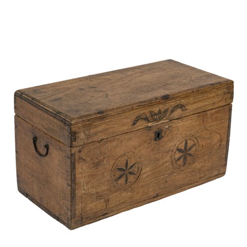 Deutsch, 19. Jh. Kleine Holzkiste. 34 x 63 x 31 cm. Vorderseitig intarsiert. Gebrauchsspuren.