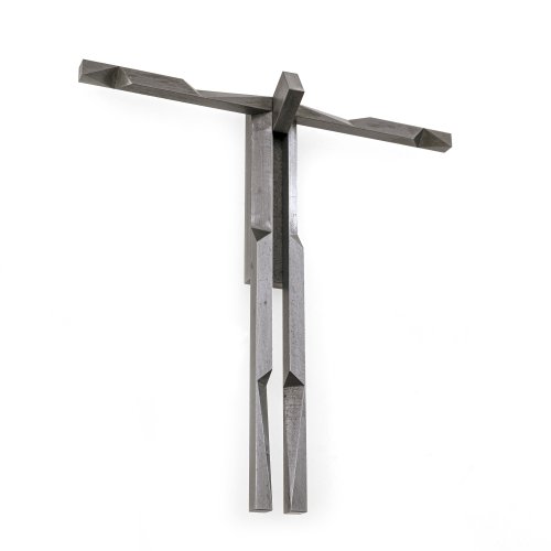 Koenig, Fritz. Kreuzfigur. Stahl, poliert. Unsign. L. 12,9 cm.