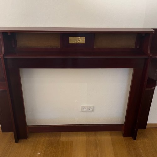 Ein Sideboard. Um 1905. Entwurf wohl Hans Christiansen, Ausführung Ludwig Schäfer. Buche, Palisander furniert. Mittig appliziert ein kleines goldfarbenes Relief mit nackter junger Dame. Rest., Gebrauchsspuren.