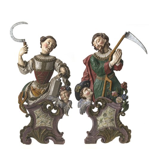 Zwei Heiligenreliefs: Notburga und Isidor. Bayern. Holz, übergangene Farbfassung. Besch., Risse, ein Arm bzw. Stab lose, rest. H. 89 cm.
