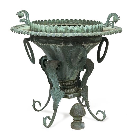 Holzkohleofen. Metall, patiniert. H. 57 cm.