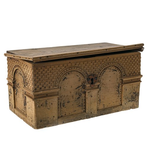 Schatulle. Alpenländisch. Weichholz, Rundbogen- und Banddekor. Restbemalung. Besch., ohne Schlüssel. 21 x 41 x 21 cm.