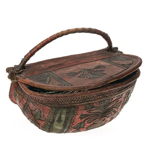 Trachtenkorb. Weidengeflecht, Leder, gefärbter Dekor. Besch. L. 47 cm, H. 24 cm.